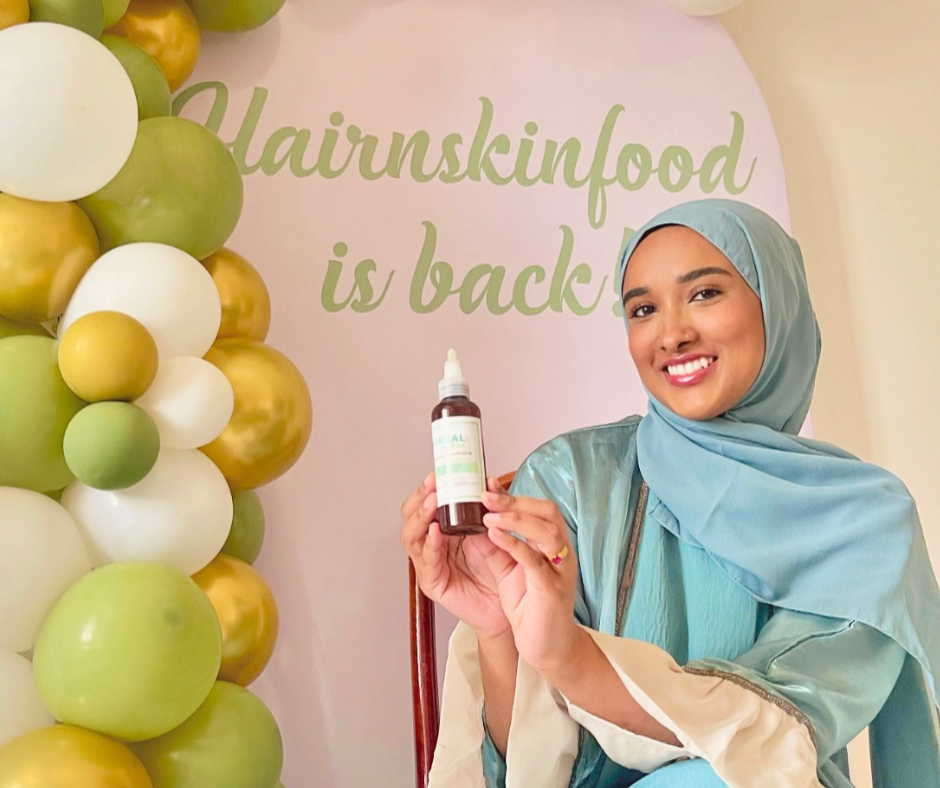 Zenova Growturn Hair Growth Serum Brush lifestyle image